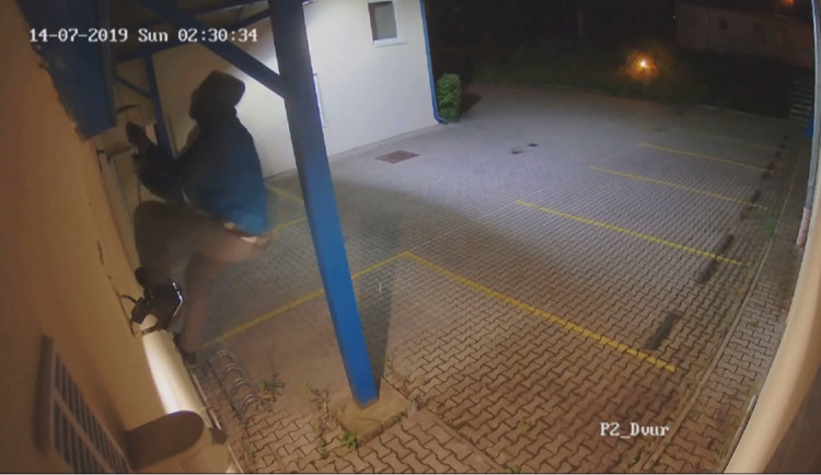 Záběr z krádeže dvou milionů, kdy zloděj vylezl po hromosvodu.