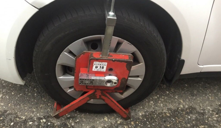 Zaparkujete v Jablonci, kde nemáte? Pak počítejte s botičkou