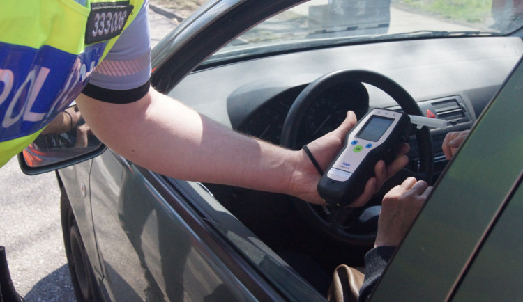 Jedenapadesátiletá žena usedla za volant s „trojkou“ v dechu, způsobila škodu za desítky tisíc korun