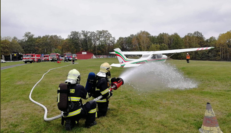 Hasiči zasahovali u spadlého letadla. Naštěstí šlo jen o cvičení