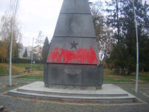 Neznámý vandal postříkal v Brně pomník rudoarmějců červenou barvou