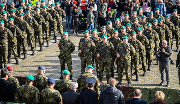 FOTO: České Budějovice si připomněly 101. výročí vzniku republiky vojenskou přehlídkou