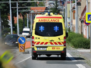 Cyklista se vážně zranil při nárazu do zaparkovaného náklaďáku. Jel bez helmy