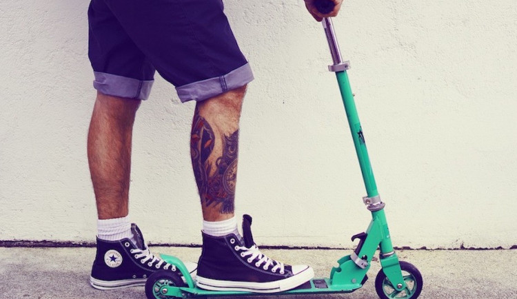 Opilý muž havaroval na elektrokoloběžce, utrpěl otřes mozku