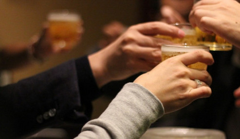 Muž údajně koupil skupince čtyř mladíků alkohol. Nejvíce nadýchali dvanáctiletý a šestnáctiletý