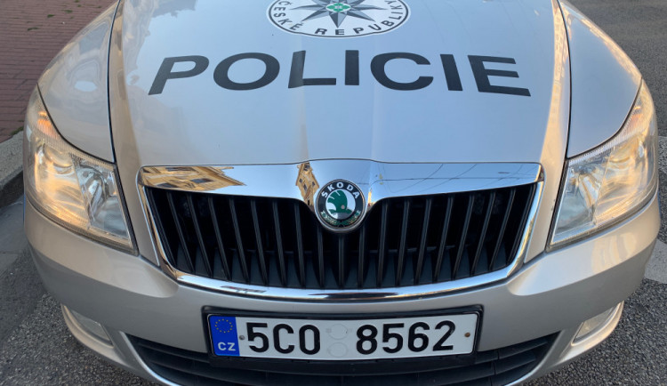 Agresoři napadli a okradli staršího muže, policie hledá svědky