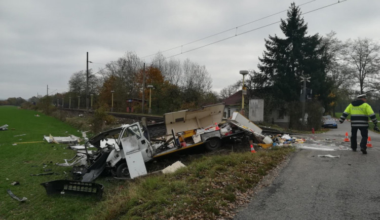 VIDEO: Dodávka se na Strakonicku srazila s rychlíkem, řidič auta je těžce zraněn