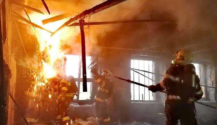 V bývalé továrně hořel odpad. Zásah hasičů komplikoval silný vítr