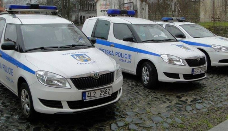 Na rvačku opilců doplatil taxikář. Jeden z útočníků mu totiž urval zrcátko