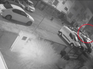 VIDEO: Zloděj se vloupal do rodinného domu v Brně. Ukradl klíče a odjel s autem