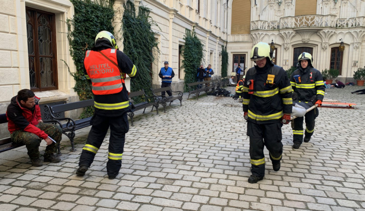 VIDEO: Výbuch, křik a desítky zraněných. Cvičení na Hluboké simulovalo zásah u exploze