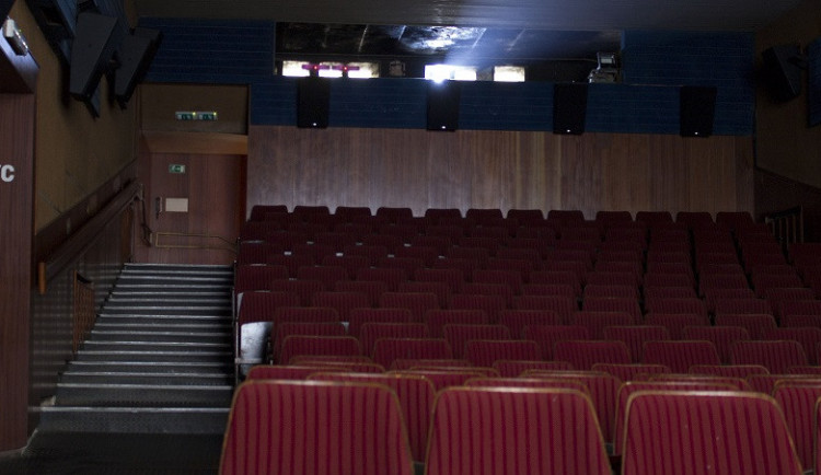 Kino Lucerna představí zimní komedii s Annou Polívkovou, návrat rodiny Addamsových nebo souboj legendárních automobilek