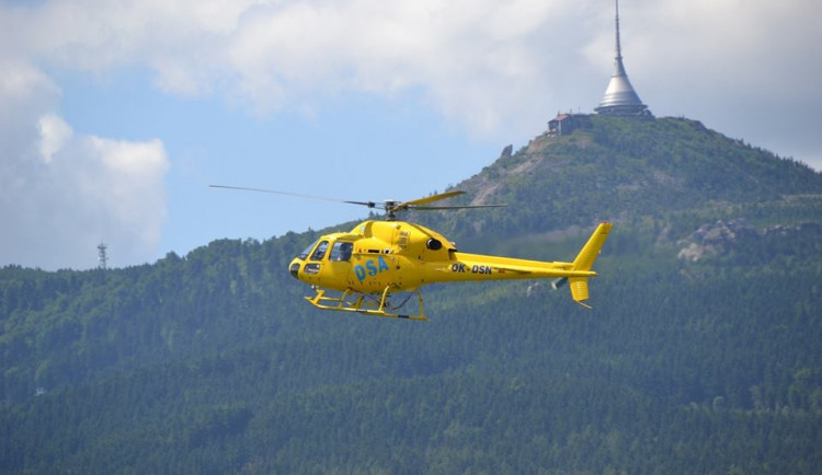 V Raspenavě se střetl motorkář s osobákem. Policisté hledají svědky nehody