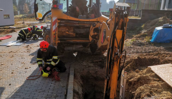 Muže vyprostili hasiči