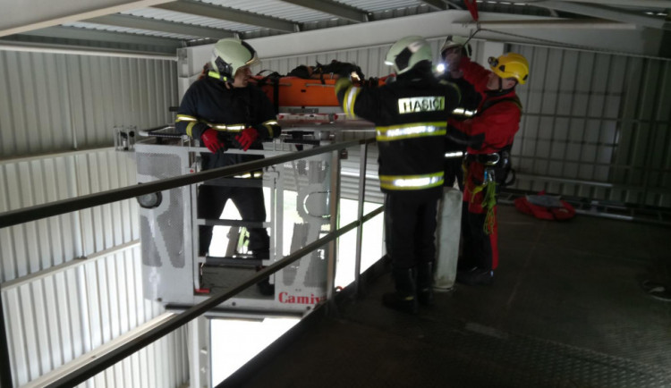 Písečtí hasiči za sebou mají dvě taktická cvičení, v jednom případě spadl člověk do sila