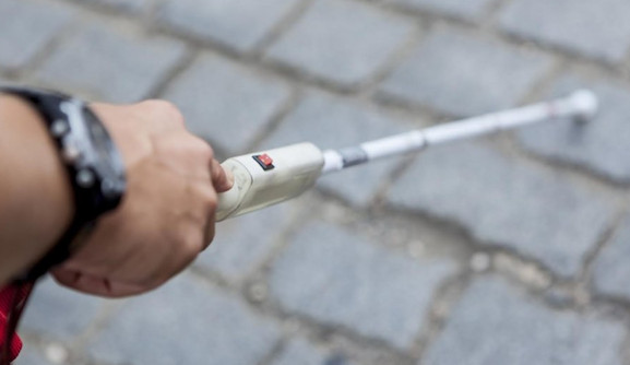 Během Mezinárodního dne nevidomých si mohou zájemci vyzkoušet simulační brýle i bílou hůl