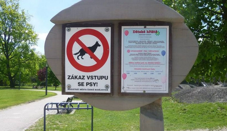 Mladý muž si zapálil na dětském hřišti, odcházel s pokutou