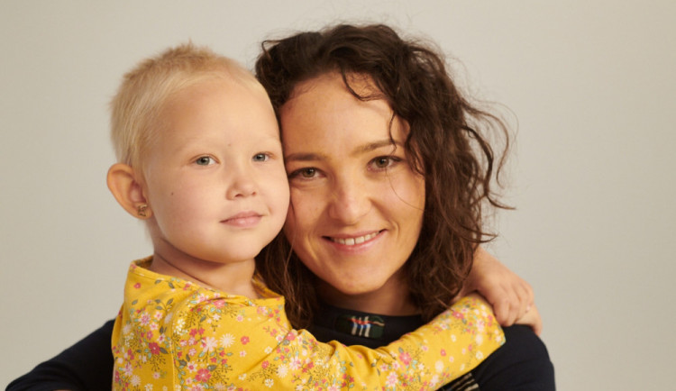 Malá Verunka z Brna onemocněla ve třech letech akutní leukémií, rodině pomáhá Dobrý anděl