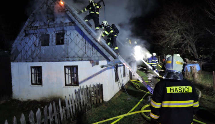 FOTO: Včera zasahovali hasiči u požáru chalupy. S ohněm bojovali skoro dvě hodiny