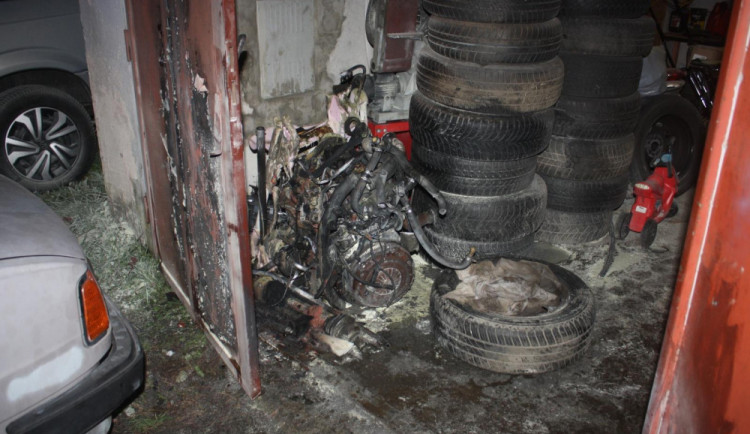 Při požáru v Týně se popálili tři nezletilí, jeden skončil v pražské nemocnici