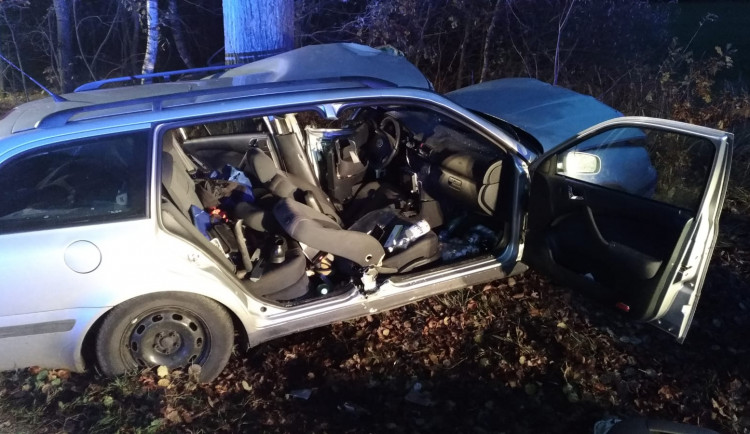 Při vážné nehodě na Táborsku zůstal v autě zaklíněný řidič