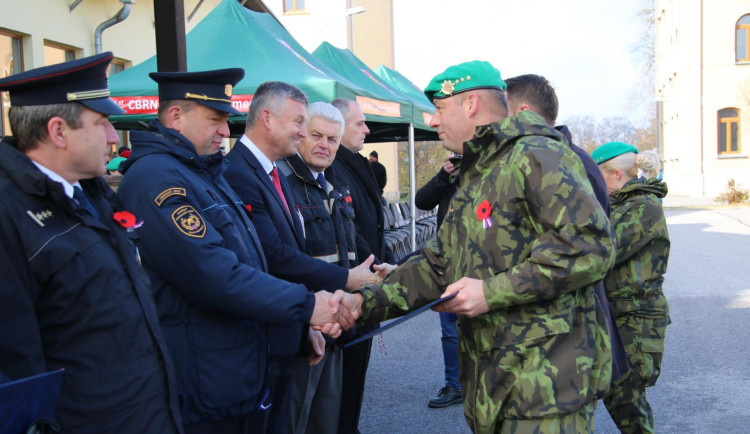 Oddanost, nasazení vlastního života i dlouhodobá spolupráce. Včera byli oceněni hasiči za své zásluhy