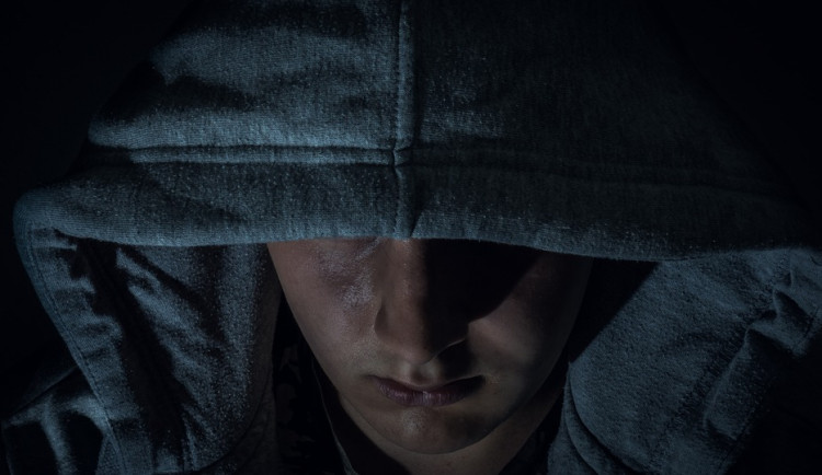 Neznámý pachatel se zbraní přepadl benzínku v Hradci