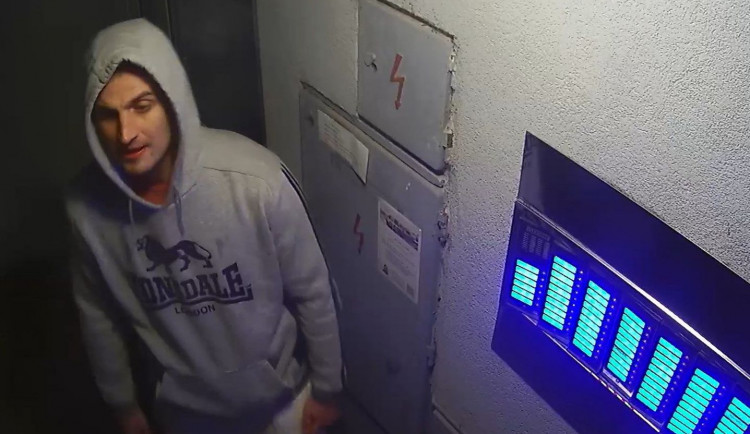 Policisté pátrají po totožnosti muže, mohl by pomoci s objasněním poškození zvonků