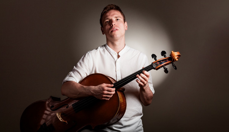 Jsem na špičce cello-folku, ale zároveň také na chvostu, říká brněnský písničkář Pavel Čadek