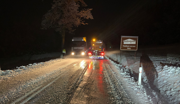 VIDEO: První letošní sníh v noci zkomplikoval dopravu na Strážný
