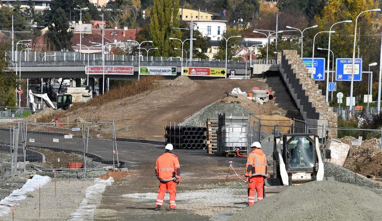 Řidičům v Brně se po opravách v obou směrech opět zprovozní most na Kníničské
