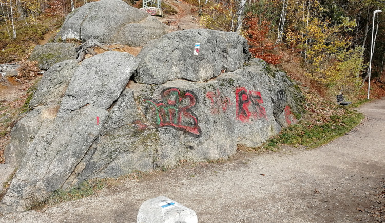 FOTO: Neznámý vandal posprejoval skály u jablonecké přehrady, záležitost řeší Povodí Labe