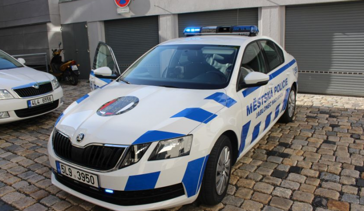 Auto srazilo muže a ujelo. Zraněnému chodci v bezvědomí pomohli strážníci