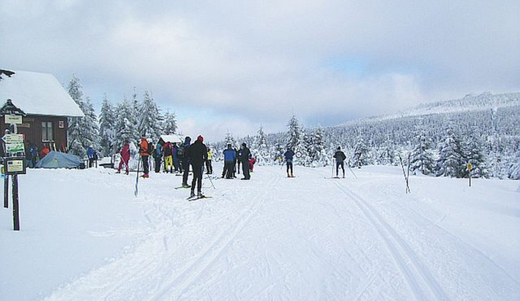 Nedočkaví běžkaři už brázdí jizerské tratě. Na upravenou stopu si ale ještě počkají