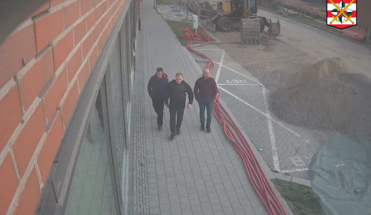 Nepoznáváte muže na fotografii?