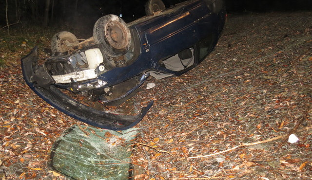 Mladý řidič boural s osobákem, byl pod vlivem alkoholu a bez řidičáku