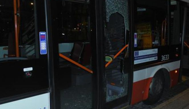 Opilý muž v Brně prokopl dveře trolejbusu. Řidič ho pohotově zadržel