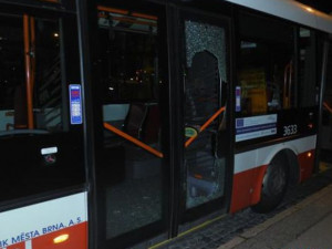 Opilý muž v Brně prokopl dveře trolejbusu. Řidič ho pohotově zadržel