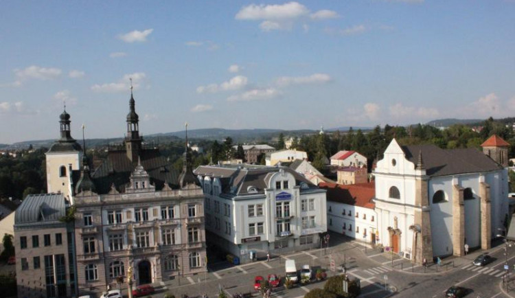 Turnováky nejvíce trápí parkování u základky Žižkova, řešením by mohlo být rozšíření ulice