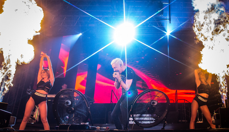 FOTO: Fanoušci legendární skupiny Scooter zaplnili arenu. Na začátek koncertu si ale museli počkat