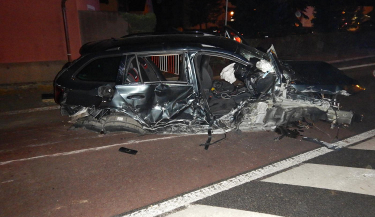 Cesta z „maturáku“ skončila vážnou dopravní nehodou, řidič byl opilý