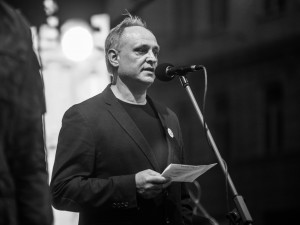 Při národní hymně bylo na místě okolo tří tisíc lidí. FOTO: Tomáš Hrivňák