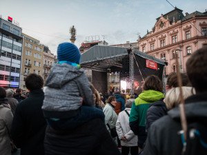 Při národní hymně bylo na místě okolo tří tisíc lidí. FOTO: Tomáš Hrivňák