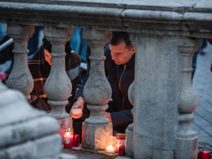 Při národní hymně bylo na místě okolo tří tisíc lidí. FOTO: Tomáš Hrivňák