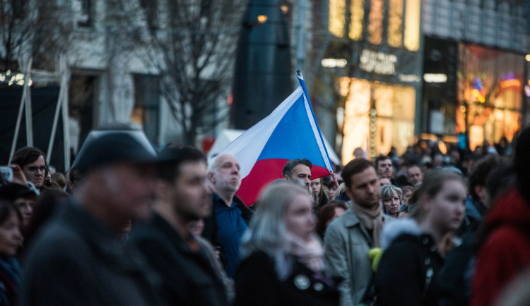 Při národní hymně bylo na místě okolo tří tisíc lidí. FOTO: Tomáš Hrivňák
