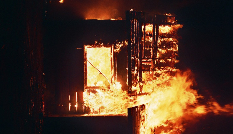 Při požáru chatky na Českobudějovicku uhořela seniorka a pes