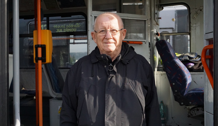 (NE)OBYČEJNÍ: Miluji zašumění při projetí výhybkou a vůni ručních brzd, říká legendární brněnský řidič Ivan Nedělka