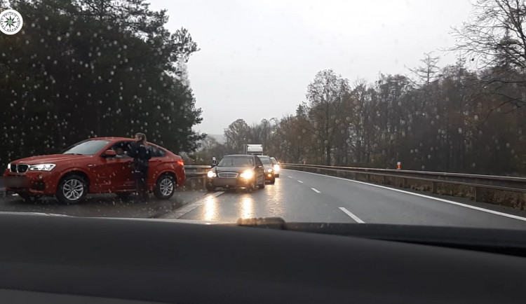 Řidiči z dálnice ujížděli v protisměru