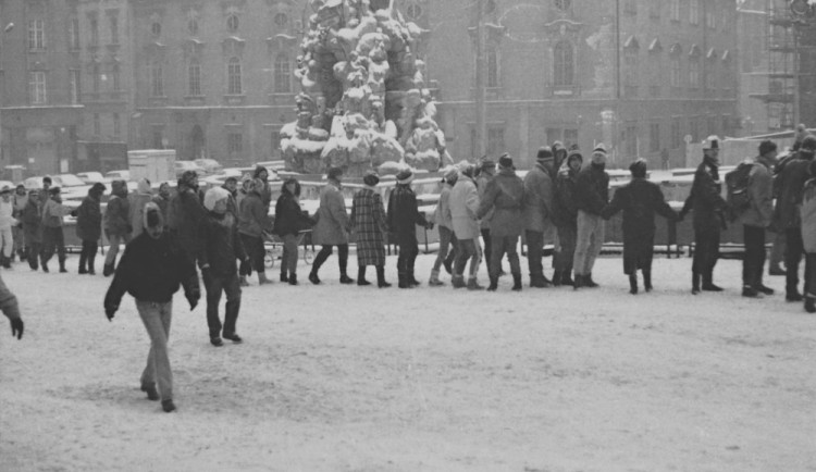 Řetěz z rukou 1989