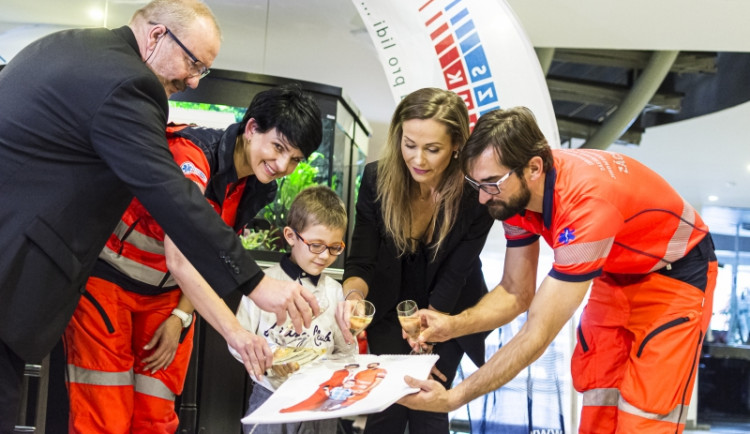 Charitativní kalendář Jihomoravských záchranářů pokřtila herečka Pavla Vitázková